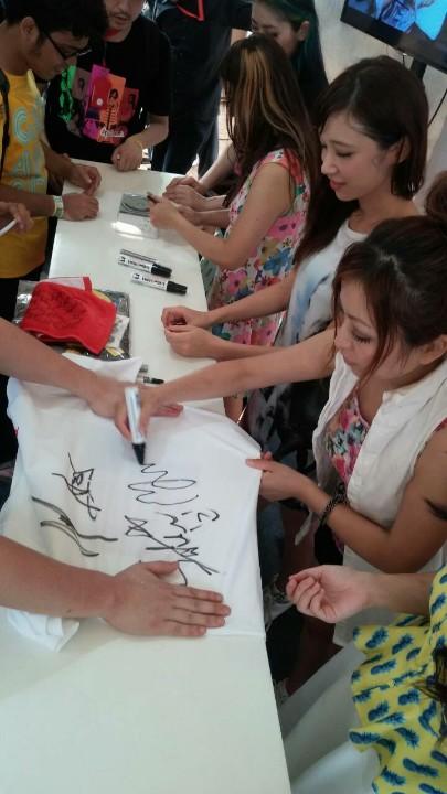 JMusicLab's tweet photo. Nih ada @cyntia_official yang lagi menandatangani cd punya salah satu fans. Waaah senangnyaaa :) #JMusicLab http://t.co/bZlJq6D3Q3