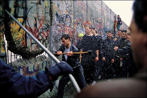 historia_SXX's tweet photo. Hoy hace 25 años el mundo era testigo del comienzo del fin de una era con estas imágenes. La Caída del Muro de Berlín http://t.co/jS0Lepit07