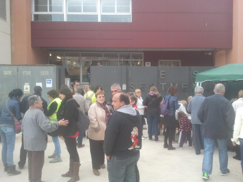 LaNoticiaCat's tweet photo. L'IES Sentmenat, ple de gom a gom! #Sentmenat9N #9N2014 #OmplimLesUrnes http://t.co/7HIuxJ1f0H