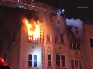 CapturedNews's tweet photo. Chicago: *BREAKING* #CFD crew continue to battle 3-11 alarm apartment fire on city's north side. #extraalarm http://t.co/z4QhTcUcRn