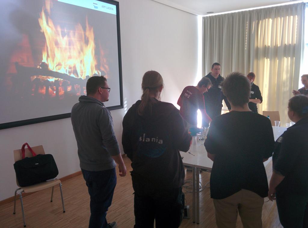 BarCampErfurt's tweet photo. In Sörens Cocktail-Session wird es dank Kaminfeuer nun auch noch kuschelig! #bcef14 http://t.co/MIl9mI5u0h