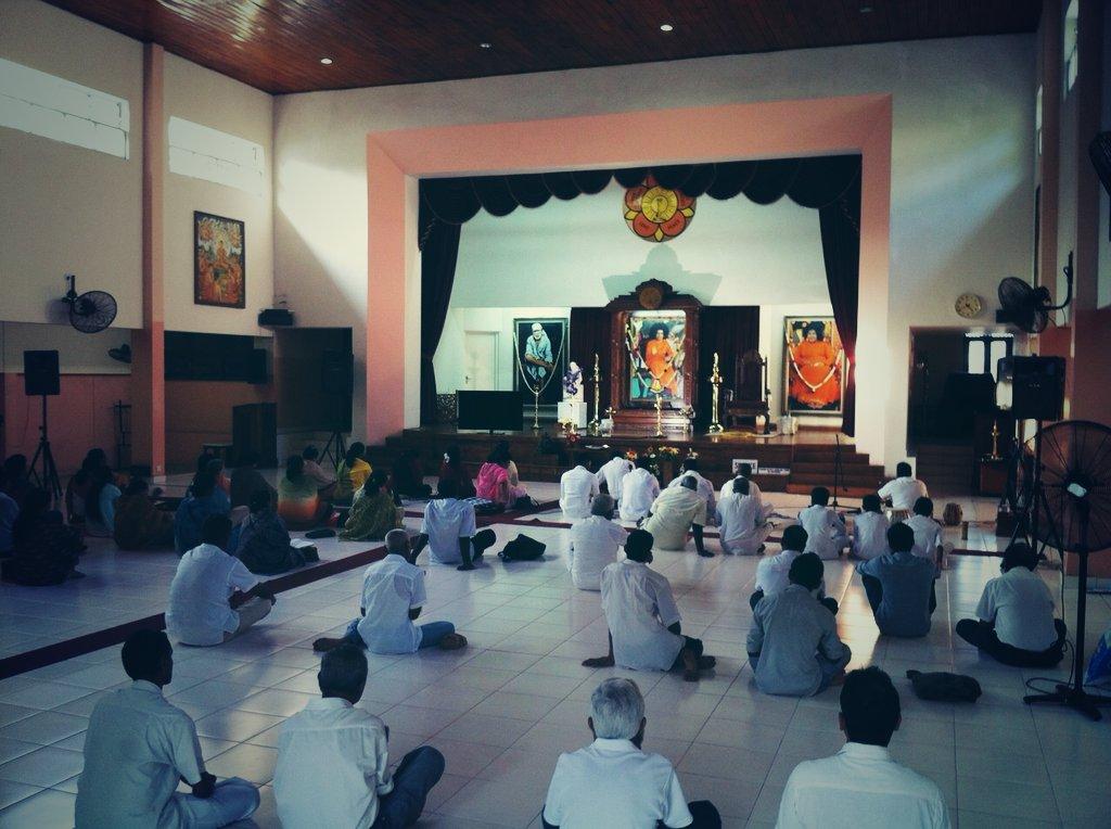 mathan_gopal's tweet photo. #GAB2014 Colombo Sai Center #BarnesPlace #Mandir & #ShivanadaNilayam 23Hour#Bhajan #SriLanka @Radiosaih2h http://t.co/hNt7NNeOYD