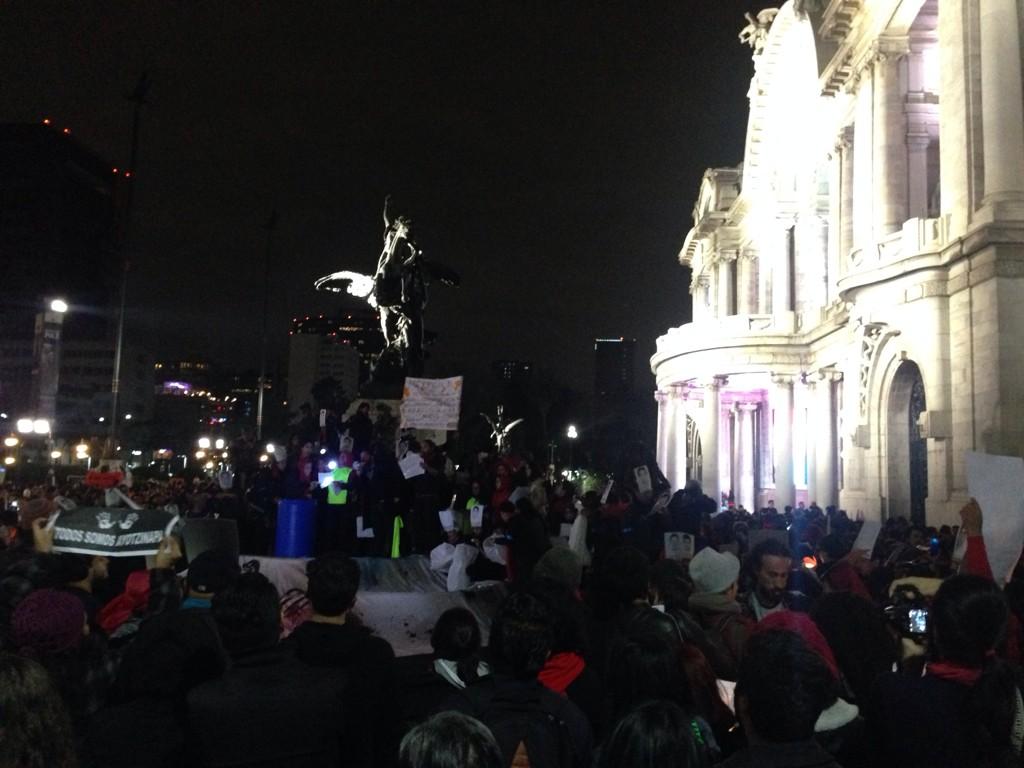 epigmenioibarra's tweet photo. "#Ayotzinapa no es un hecho aislado sino parte de una violencia sistemática del estado" #ArtistasEnResistencia http://t.co/eBs2fX6uZk