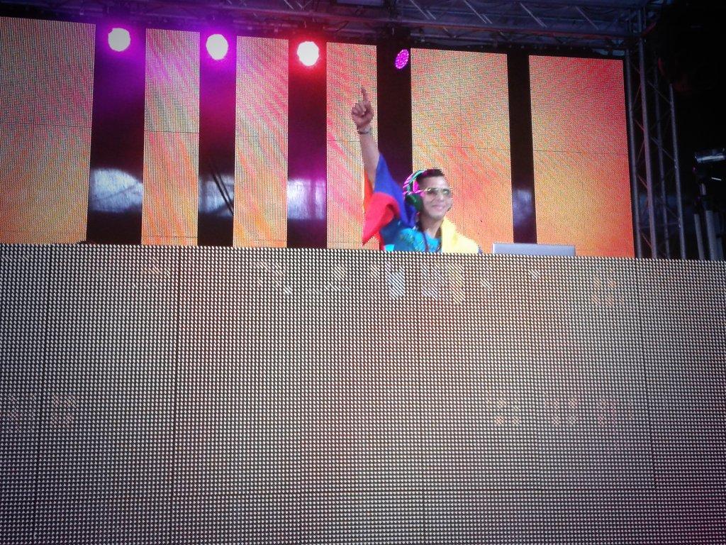 FansMusicaDeAka's tweet photo. Nuestro Dj @FreddyRudeboy en su presentación en la @expodjsvzla con su #CeroGuachiGuachi #BuenaVibra http://t.co/nX4PuGiTX8