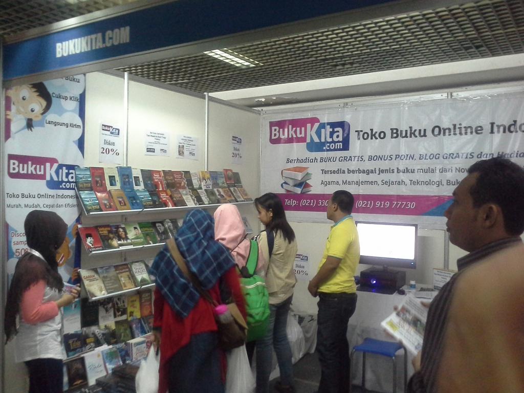 bukukita's tweet photo. Kunjungi Stand @bukukita #IBF2014 Byk Buku Murah Berhadiah Wisata 4H3M ke Padang Bukit Tinggi @TX_TRAVEL @antonthedy http://t.co/VvtxIN4yR3