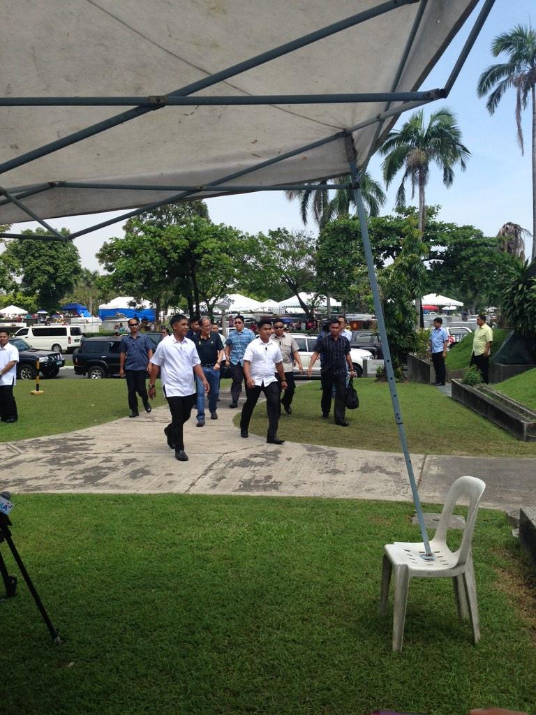 gmanews's tweet photo. Nasa Manila Memorial Park si Pang. @noynoyaquino para bisitahin ang yumaong mga magulang. | via @Rida_Reyes http://t.co/dHA9Q6ba0k