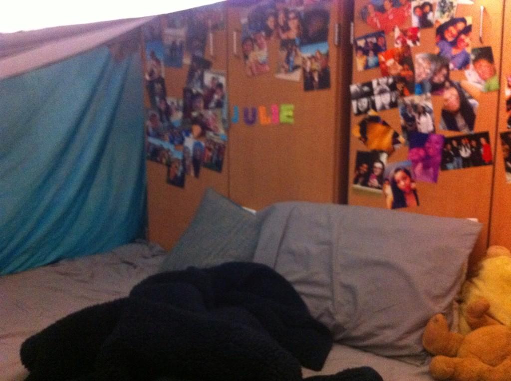 autumnrios96's tweet photo. Sleepover with my girls and our Teddy's on this cold rainy night 😊🌀🐻👭👭 #wemadeafort http://t.co/HC3PYG7V0B