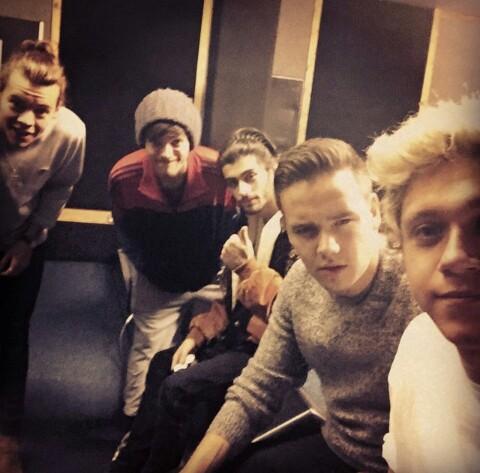 indefiniteart's tweet photo. NIALL HORAN SHOULD WIN AN AWARD FOR TAKING THE BEST SELFIES WITH THE BOYS #EMABiggestFans1D http://t.co/CYGJjC6Eu1