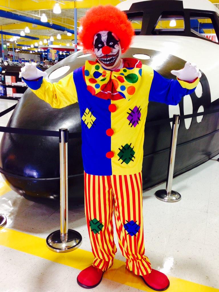 SalmeronAbel's tweet photo. Clowing on our competitors! Lol @fryselectronics #FrysHalloween #FacePainting #anaheim #Store10 http://t.co/Zo8J61Q6kr