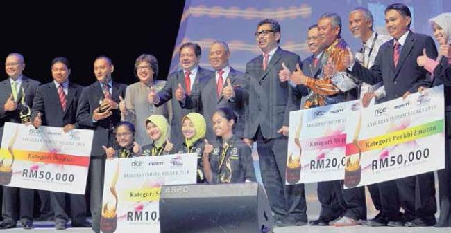 mardimalaysia's tweet photo. Syabas Kasron Ahmad (Pusat MA) MARDI terima Anugerah Juruteknologi Negara #NICE2014 - @MyMOSTI http://t.co/btNPzsTgaM http://t.co/WFkREhZW8F