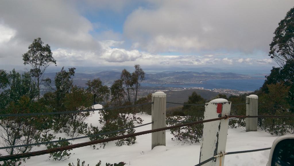 JaneLTurner's tweet image. Snowing on Mt Wellington #springinhobart
