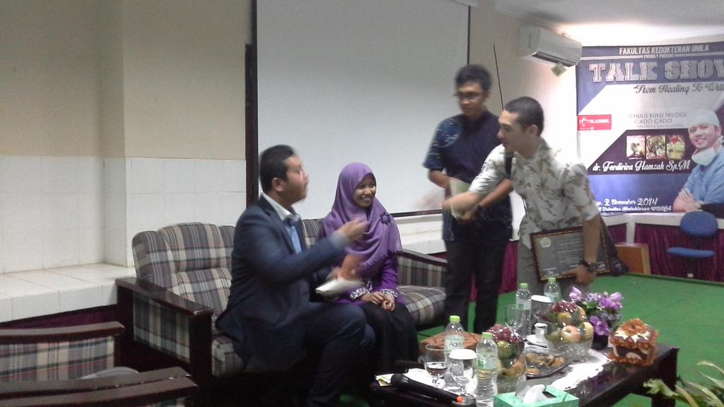 AMFUnila2014's tweet photo. Acara talkshow sudah selesai, sekarang lagi sesi tandatangan. http://t.co/TlTLNrleij