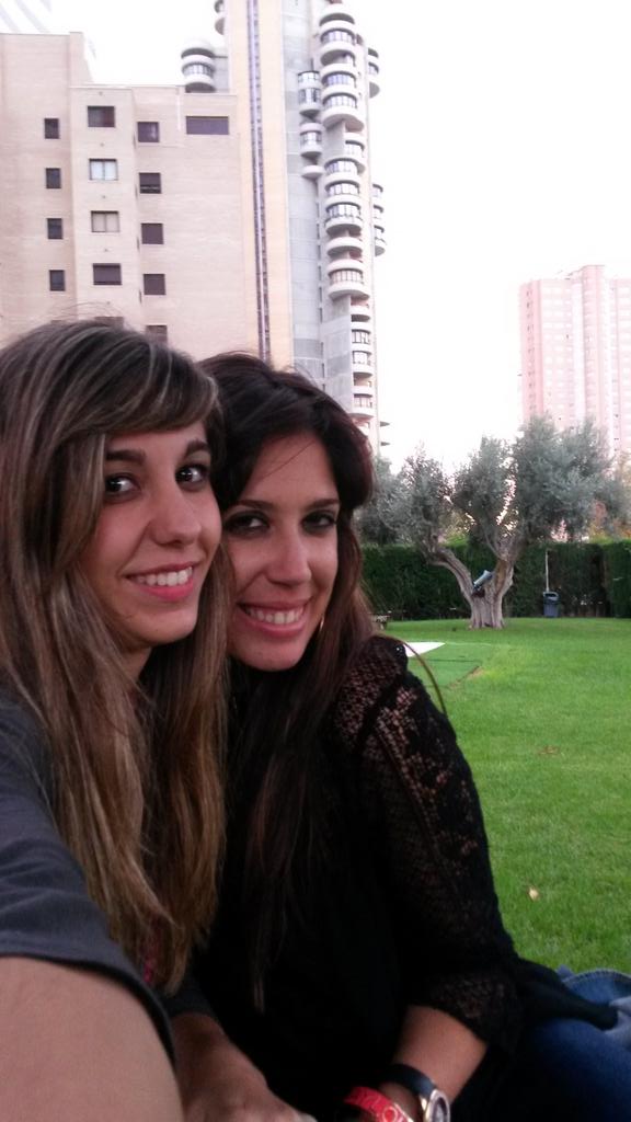 nerea_mas's tweet photo. Siempre terminamos igual #PerroRojo http://t.co/xnzeUtje4Z