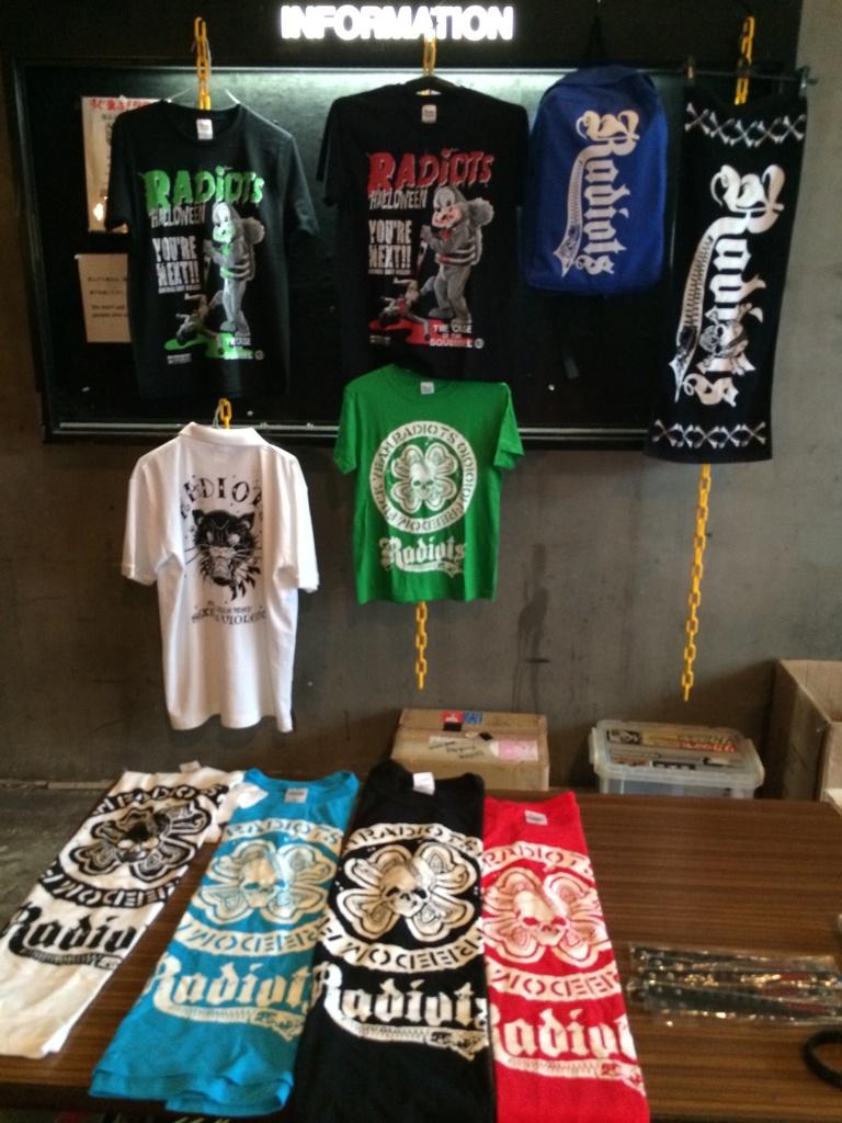 kobaken_sax's tweet photo. 横浜ベイホール
KEMURI SHOP
完成いたしました！
今日はRADIOTSさんと
ツーマンです！
みなさん！いらっしませー！
先行販売16時スタートです！ http://t.co/ajQEW1oPnl
