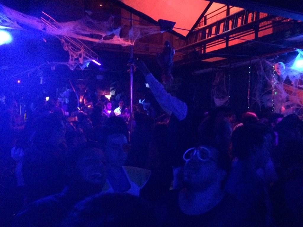 RushCondesa's tweet photo. Lleno total, buen ambiente, que mas se puede pedir? #HalloweenParty http://t.co/uEY7VdqF87
