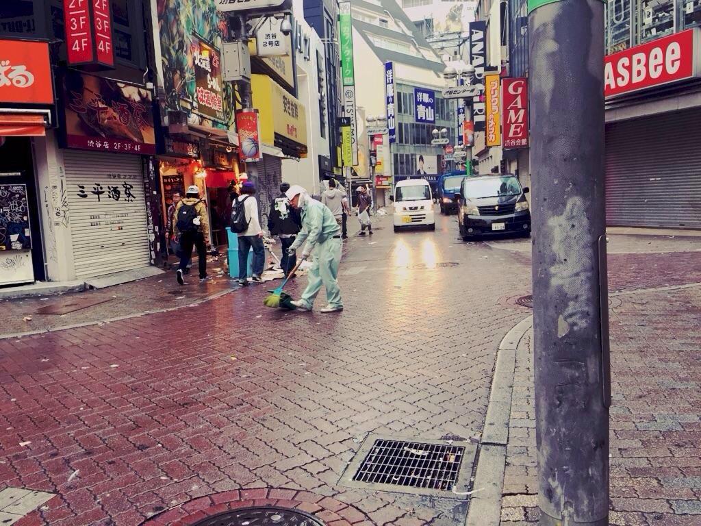 WJF_SHIROSE's tweet photo. ハロウィンは、日本で言うお盆やで
来年はゴミ出さんとこな

雨のなか何万人分も掃除してくれた学生さんに大きな拍手を http://t.co/TajSoYN4lP