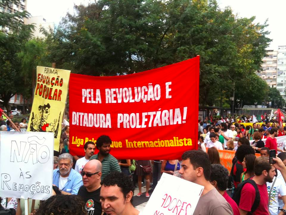 RaioPrivatizad's tweet photo. Já deixamos claro que não queremos intervenção militar. Mas quando que certa mídia falou disso? (via @thabell ) http://t.co/Hv9ALAjkGh