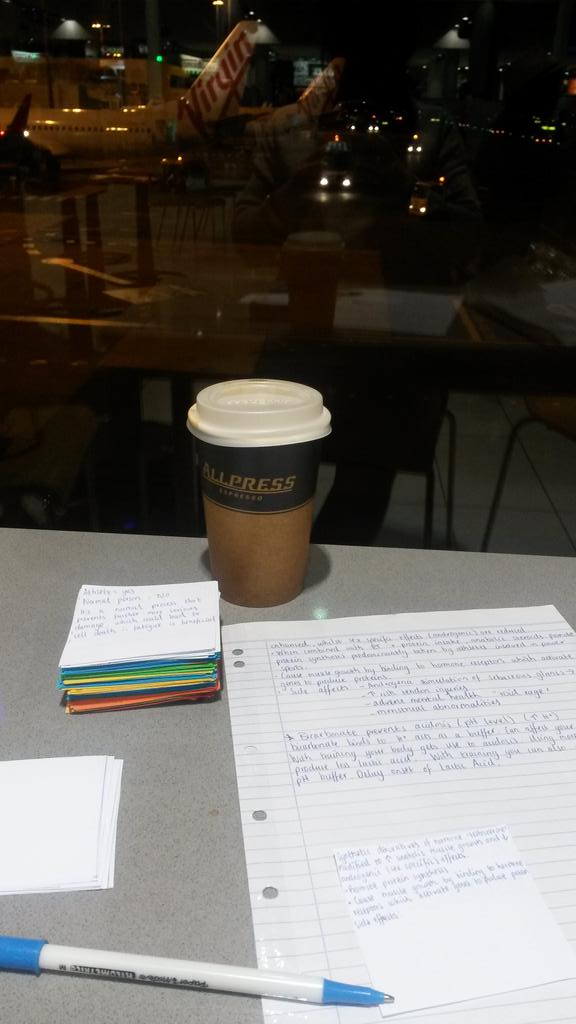 jacinta_Carroll's tweet photo. True nerds study at airports #sydney #hometime #airportssuck http://t.co/q0q2yP9g8Y