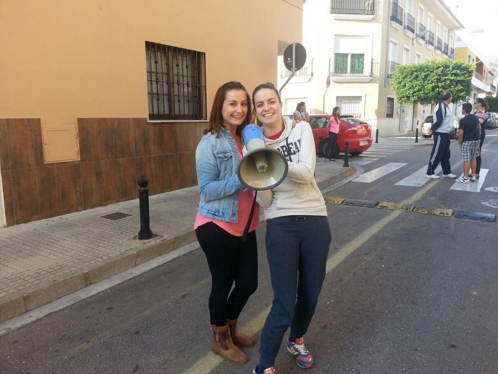 Benirredra's tweet photo. Els fadrins #Benirredrà agafant forces i provant la veu per a animar als corredors de la #XXmitjamarató
#sompoble http://t.co/lbKXnnP9cX