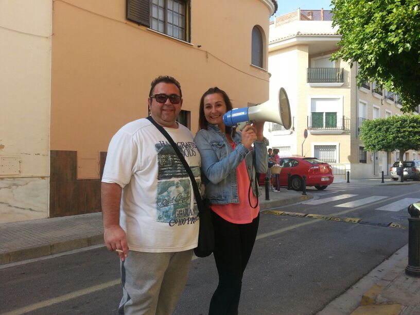 Benirredra's tweet photo. Els fadrins #Benirredrà agafant forces i provant la veu per a animar als corredors de la #XXmitjamarató
#sompoble http://t.co/lbKXnnP9cX