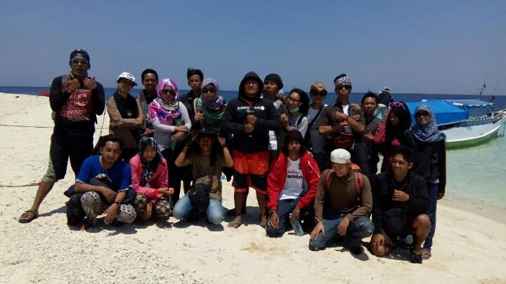 Jalan2Seru_Mksr's tweet photo. Tim kerja Pakkarena #MTGF2014 di pulau #KodingarengKeke http://t.co/Q8StHWXI0a