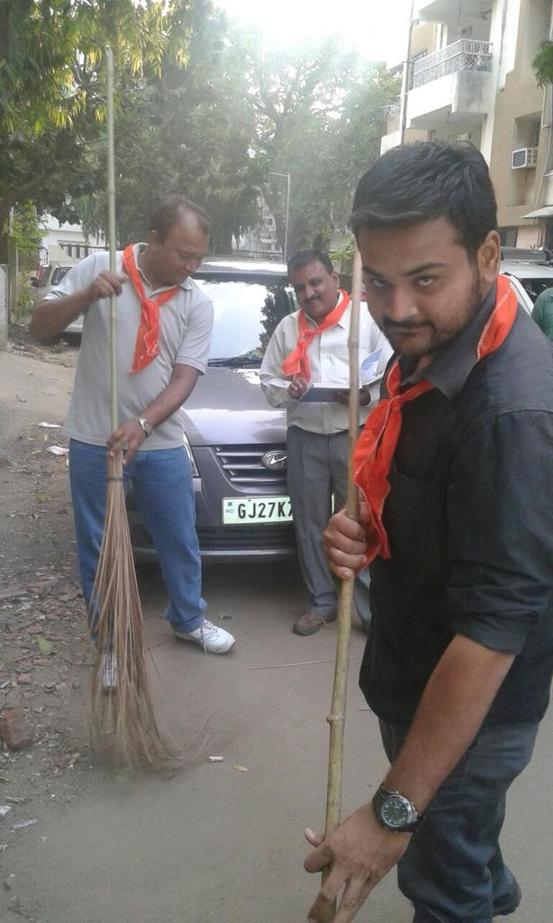 PrakashnathjoGi's tweet photo. Swatchata Abhiyaan at #paldiward @mantra_30 @NayakDeep @ANIMESHSONI_09 @SHETH87 #bjymkarnavati #bjymkarnavati http://t.co/hhcvIhIK35
