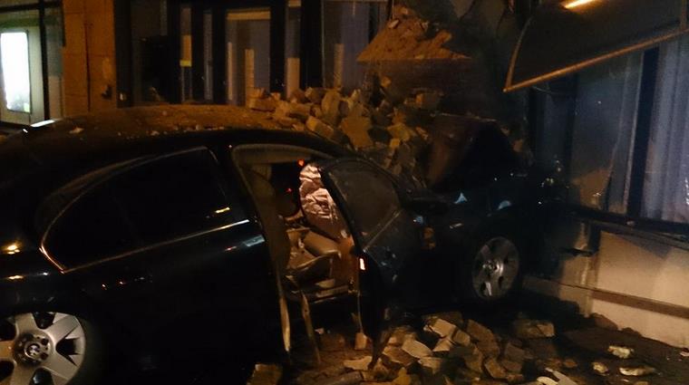 DelfiLV's tweet photo. Bauskā 'BMW' taranē bankas filiāli; četri cietušie (papildināts 12:20) http://t.co/SCzj6HzADV http://t.co/m5odhyg5Ym