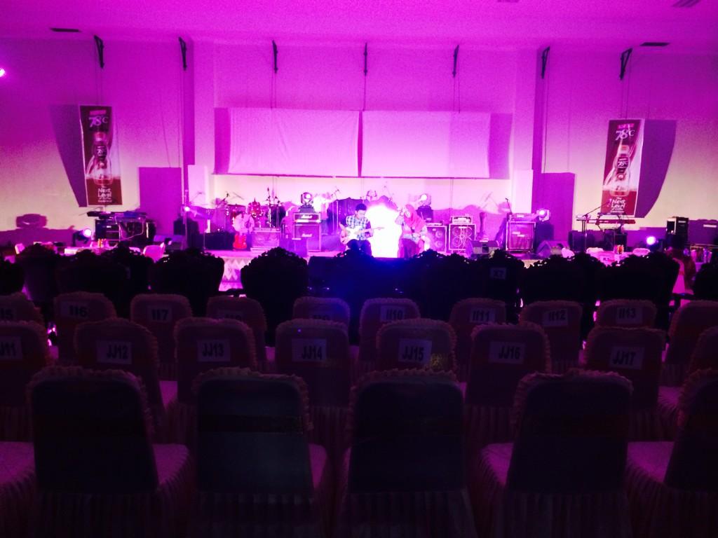 AMFUnila2014's tweet photo. Band-band pemenang lomba sedang bergantian tampil nih 😊😊 http://t.co/FNhAy0cGWb
