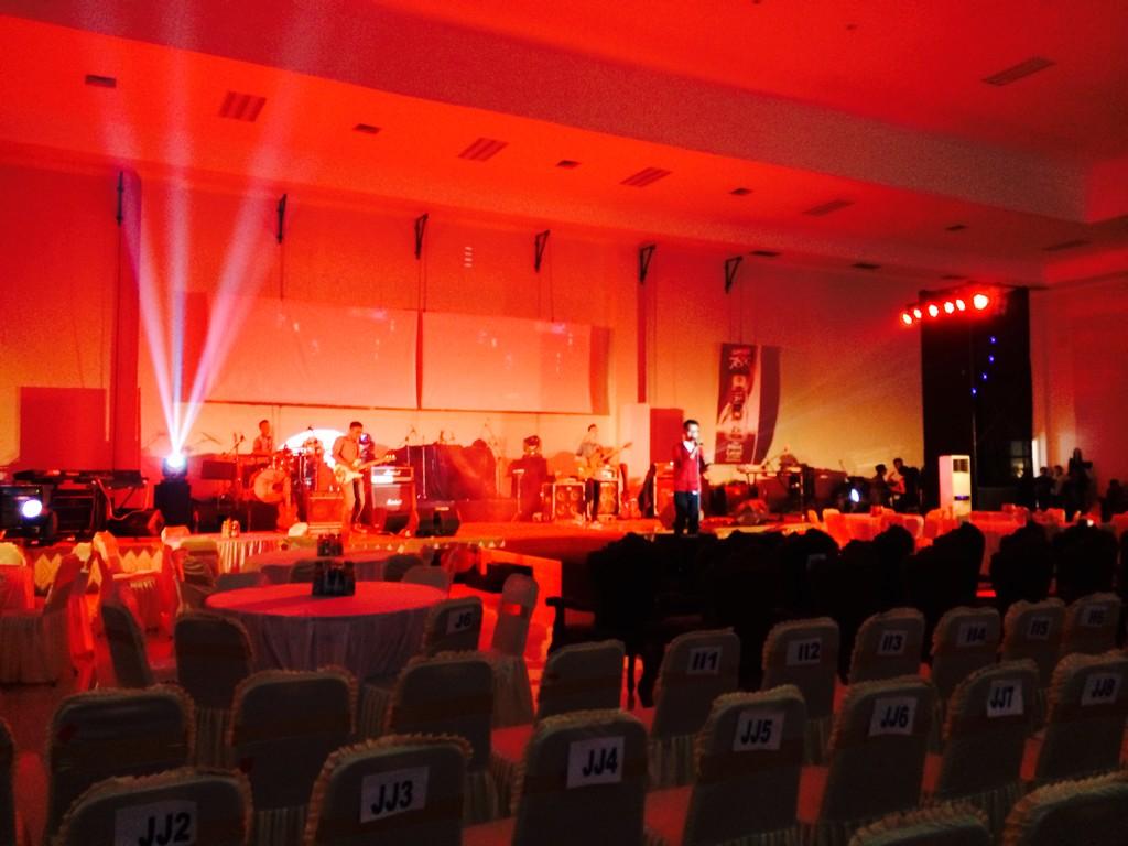 AMFUnila2014's tweet photo. Band-band pemenang lomba sedang bergantian tampil nih 😊😊 http://t.co/FNhAy0cGWb