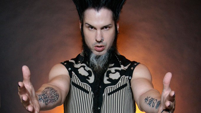 R.I.P. @IAmWayneStatic :( was only talking about buying my ticket to see him last night! http://t.co