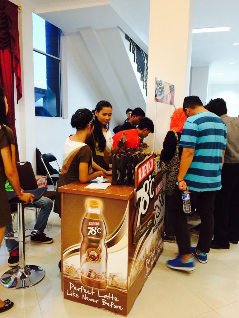 AMFUnila2014's tweet photo. Lagi ishoma niiih.. sembari menunggu, ayo cobain makanan dan minuman yang tersedia di stand-stand di pintu masuk 😊😊 http://t.co/lV7dECXJfZ