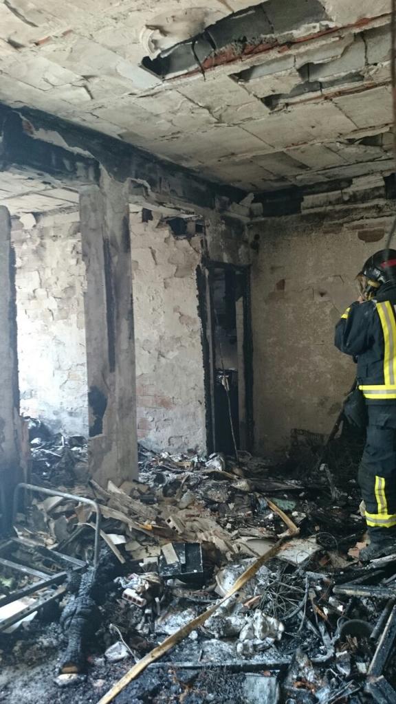 bomberosvlc's tweet photo. #serviciovlc
Incendio Literato Azorín 40
Comedor y habitación afectados
4 personas afectadas por inhalación humo leve http://t.co/p6MzuR2rkL