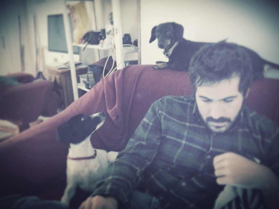 Mañana de domingo,maravillosa vida de perros,escuchando tom waits y esperando que venga alguien a ponernos de comer.