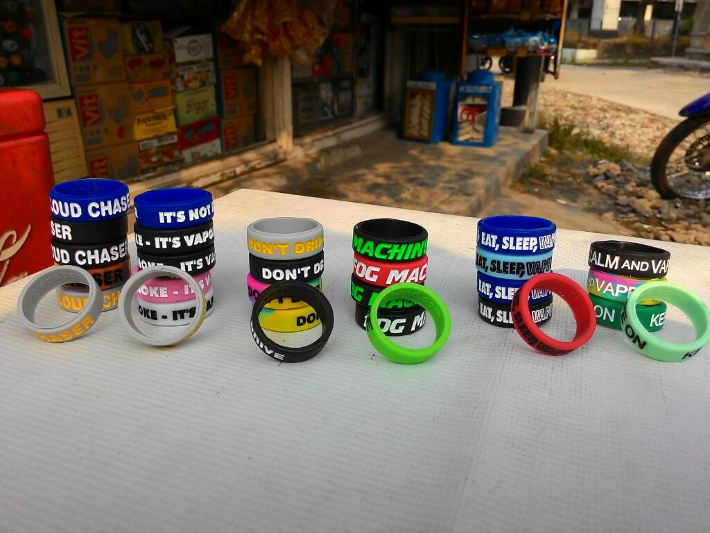 iiyant's tweet photo. halo, gue jual vapeband buat vape atau vaping, 100% original. harganya 50k. bisa langsung mention atau dm :) http://t.co/waIDKGcK4S