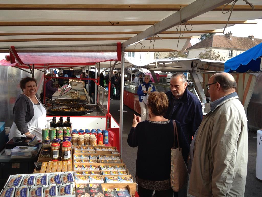PierreBacque's tweet photo. Ce matin marché de #Fontainebleau avec Jocelyne Lelong, 1ère adjointe au maire d'Ury. #Départementales2015 #UMP http://t.co/3LIcScFMHv