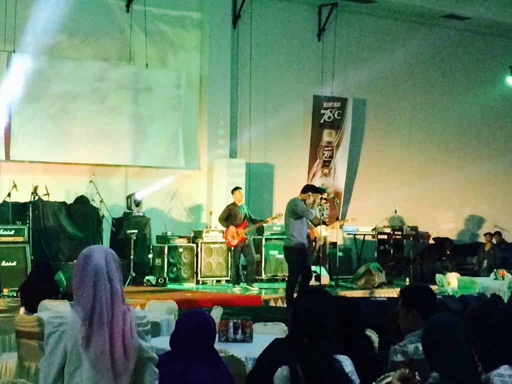 AMFUnila2014's tweet photo. Sekarang lagi ada penampilan dari band The View niih 😊😊 http://t.co/soG6KUO6GG