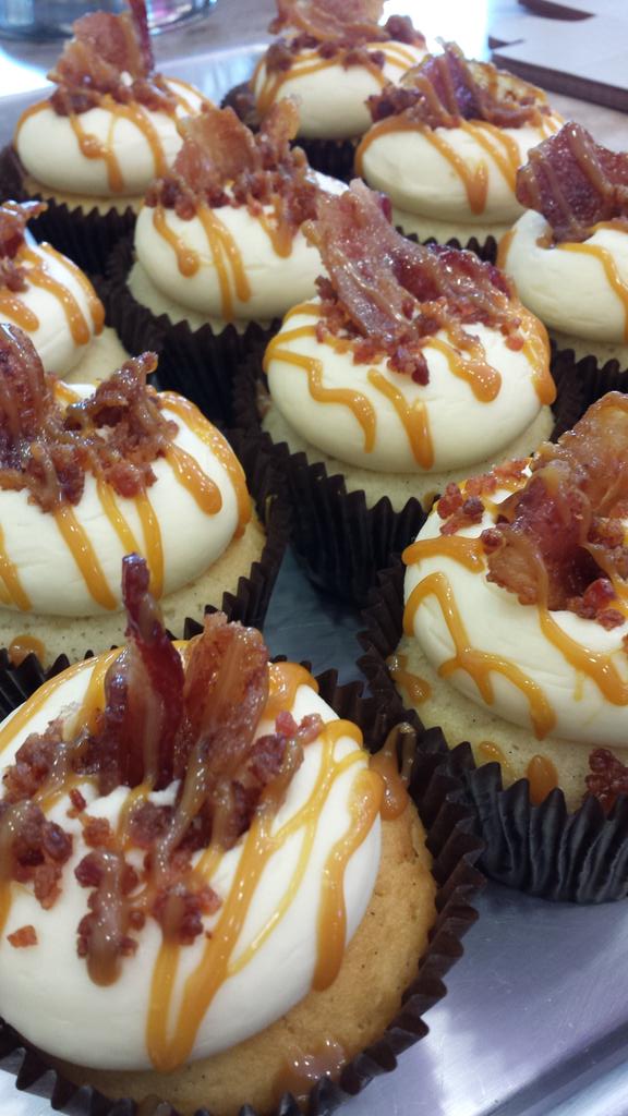Smallcakes_IL's tweet photo. NEW NOVEMBER SUNDAY SPECIALS! Everything Fall, Caramel Latte, Candied Pig &amp; Carrot! #smallcakes #chicagosbest http://t.co/NcFmrg8j8j