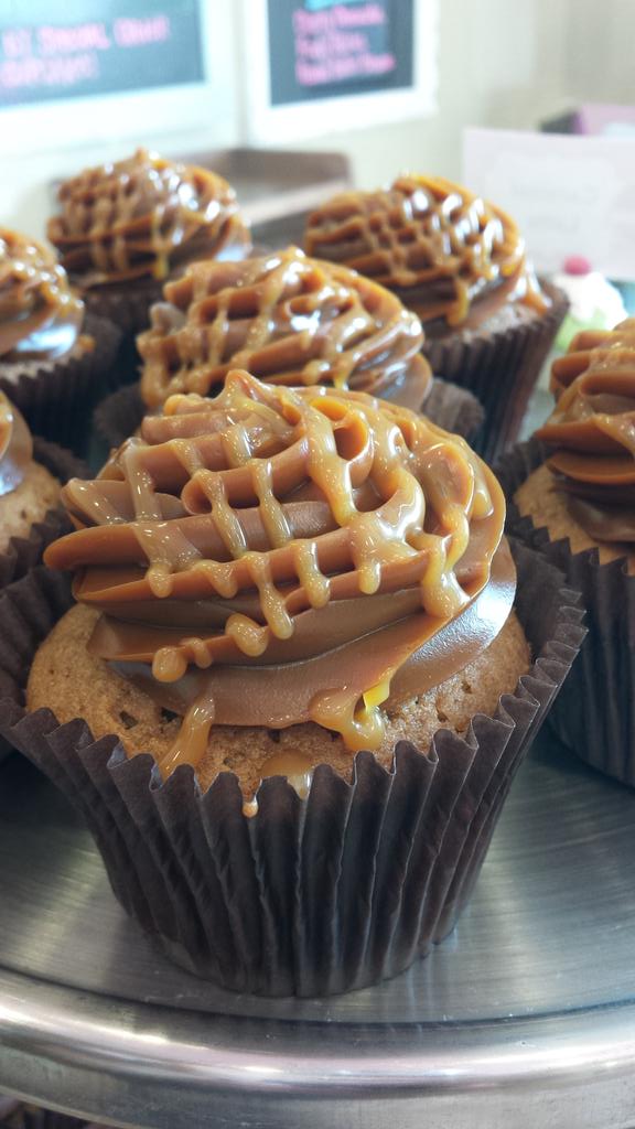 Smallcakes_IL's tweet photo. NEW NOVEMBER SUNDAY SPECIALS! Everything Fall, Caramel Latte, Candied Pig &amp; Carrot! #smallcakes #chicagosbest http://t.co/NcFmrg8j8j