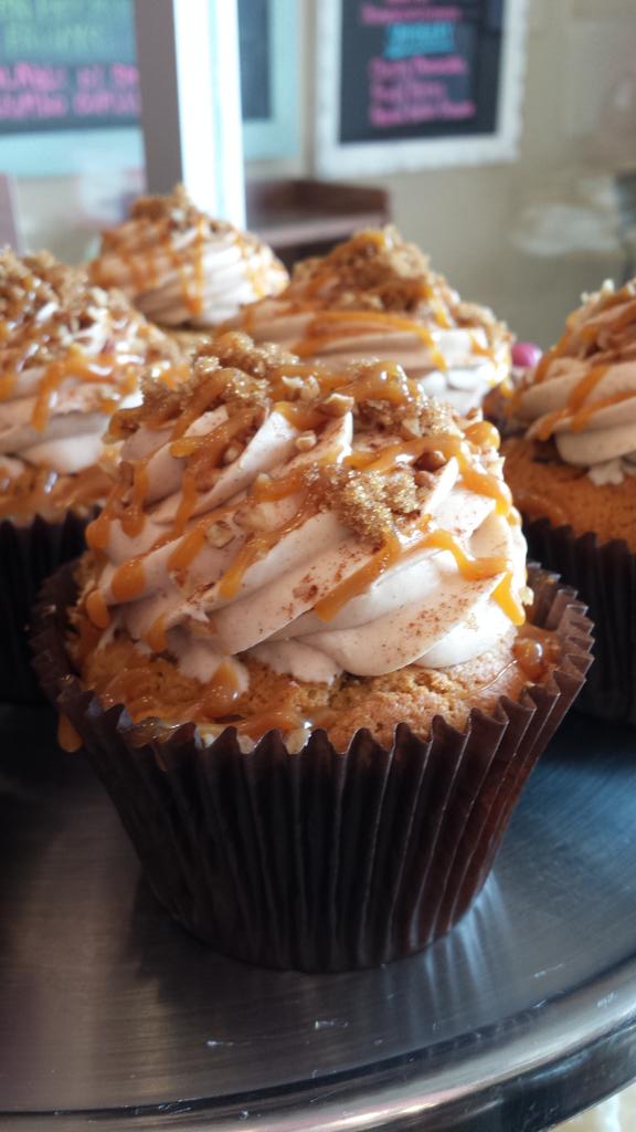 Smallcakes_IL's tweet photo. NEW NOVEMBER SUNDAY SPECIALS! Everything Fall, Caramel Latte, Candied Pig &amp; Carrot! #smallcakes #chicagosbest http://t.co/NcFmrg8j8j