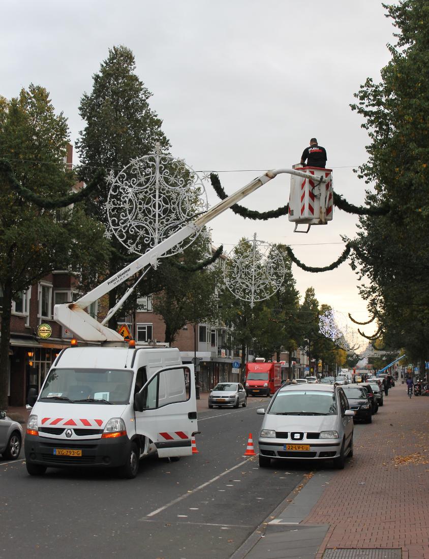 Kerstverlichting Dapperstraat wordt opgehangen.