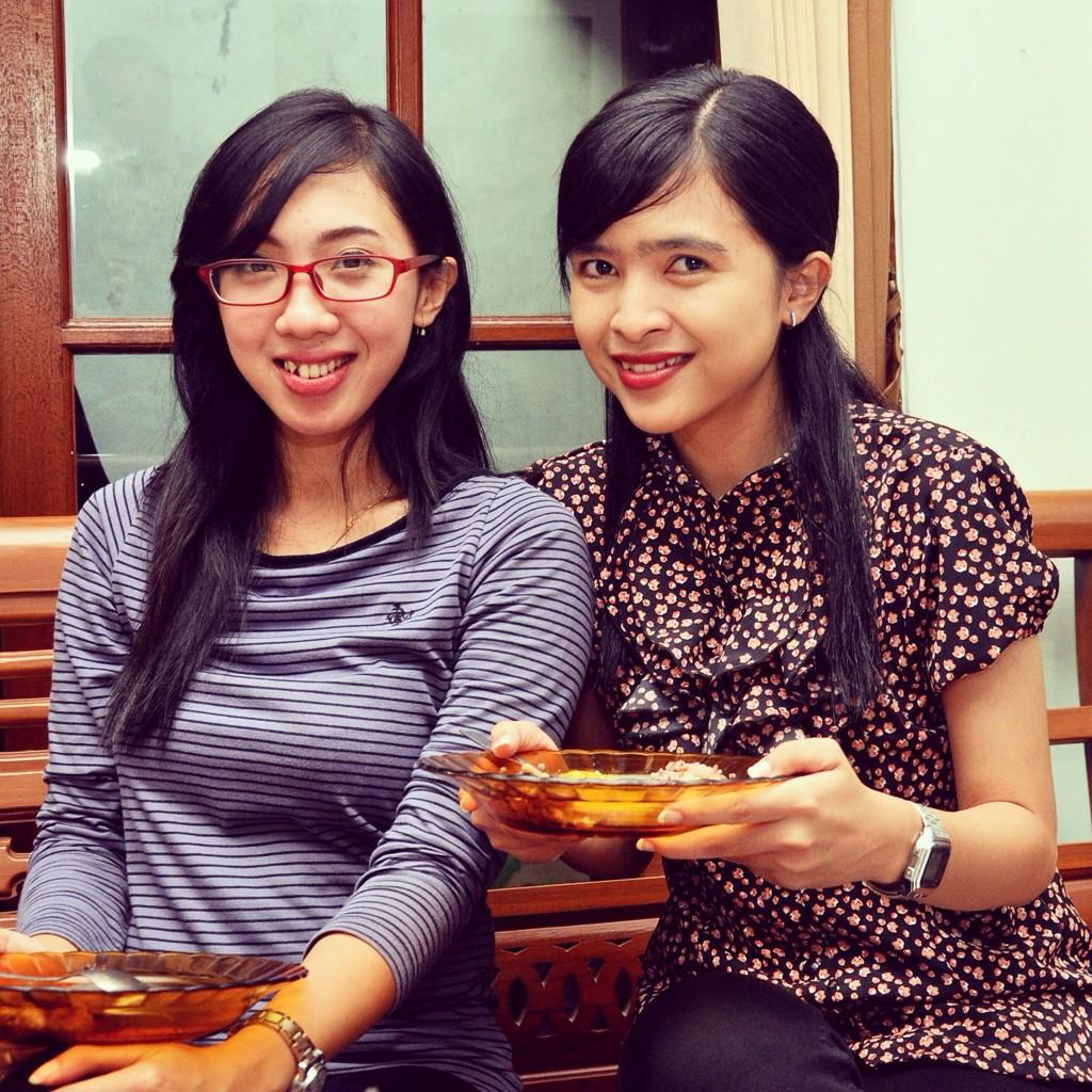 christya_dp's tweet photo. Sistmate 👭 #sari #chitra http://t.co/rFNvcCCNxn