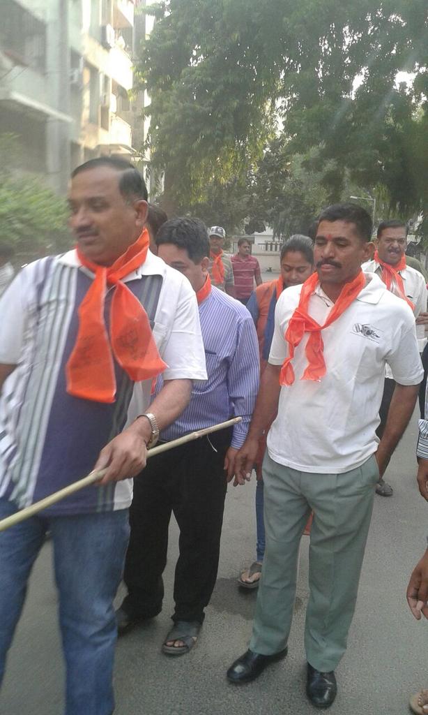 PrakashnathjoGi's tweet photo. Swatchta Abhiyaan Karykaram at #paldiward @anandibenpatel @IKJadejaBJP @rakeshshah147 @ANIMESHSONI_09 @NayakDeep http://t.co/3qNGohTOUO