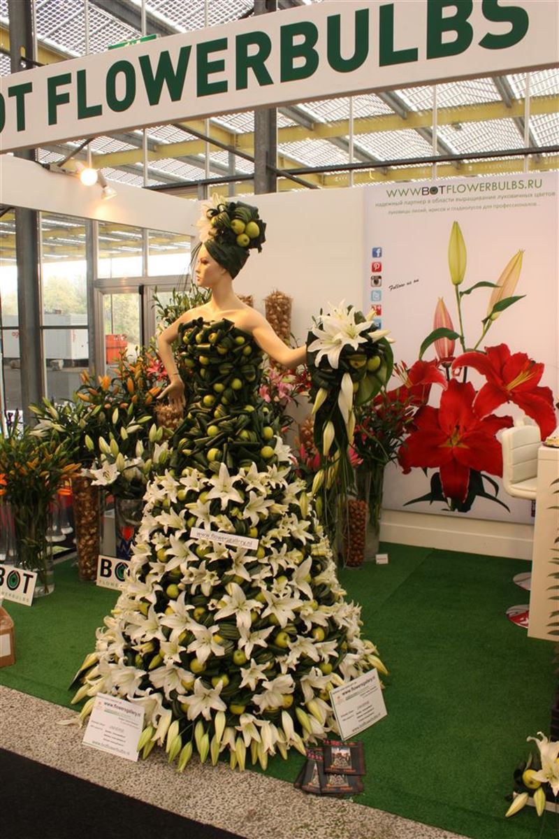 Next week the IFTF will start. Remember the piece of art we had last year? A dress made of lilies and apples!