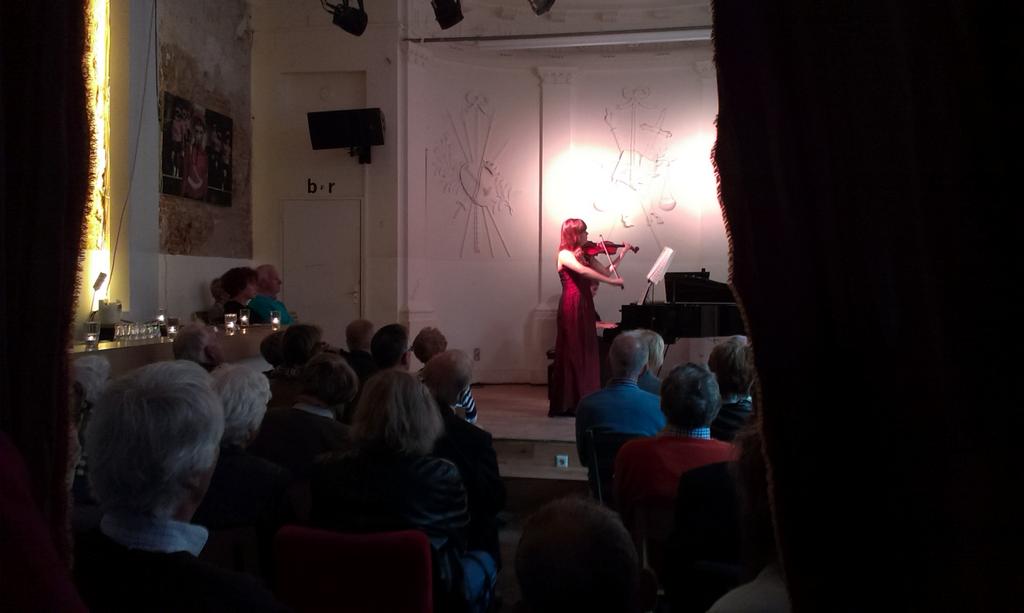 Een uitverkochte zaal geniet van Mozart, Haydn en Beethoven door pianiste @sharonniessen en violiste @Martwij.