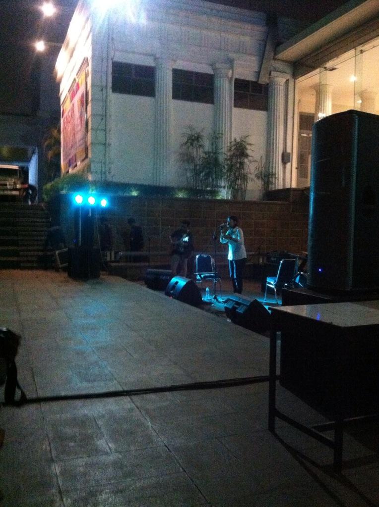 Penelisik's tweet photo. Kak @danillajpr lg perform nih di acara @DESARUPA FSRD @trisakti_ nih http://t.co/AqskWvmngS