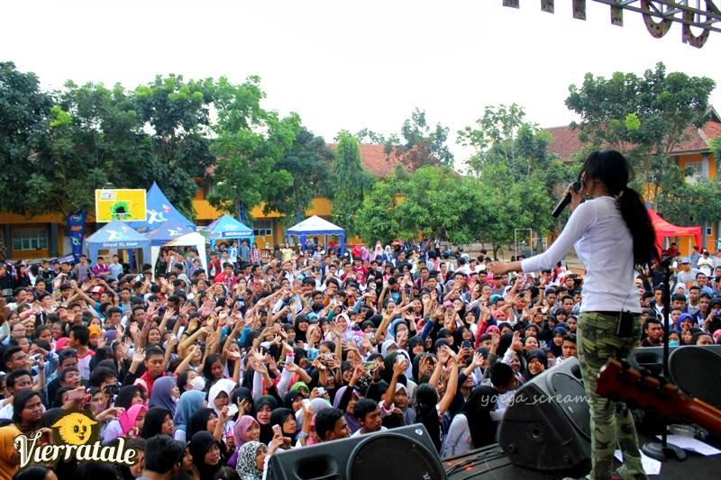 Vierratale's tweet photo. Dan mereka pun bernyanyi bersama kami.. yuhuu ^^ http://t.co/zDOYiI60Ax