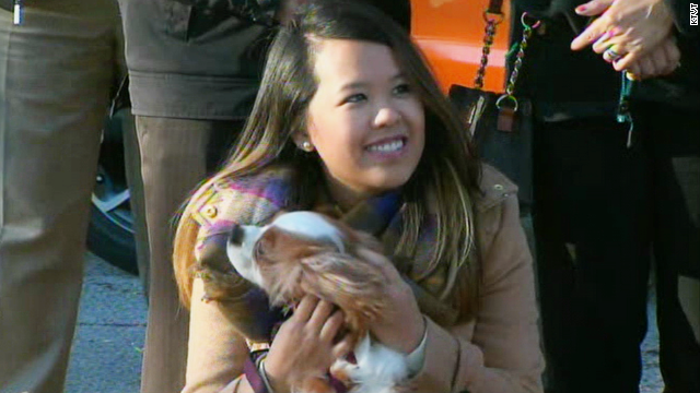CNNEE's tweet photo. La enfermera de Dallas Nina Pham se reúne con su perro, Bentley, tras cuarentena por ébola http://t.co/ad3aCt049l http://t.co/XwYyftDU2Q