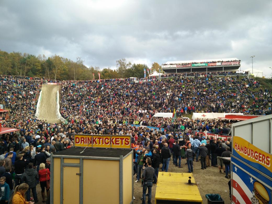 veldrijdeninfo's tweet photo. RT @TheRaceRadio: How popular is Cross in Belgium? https://t.co/cimlcmLFkA @thechainstay's pic from today at Zonhoven.