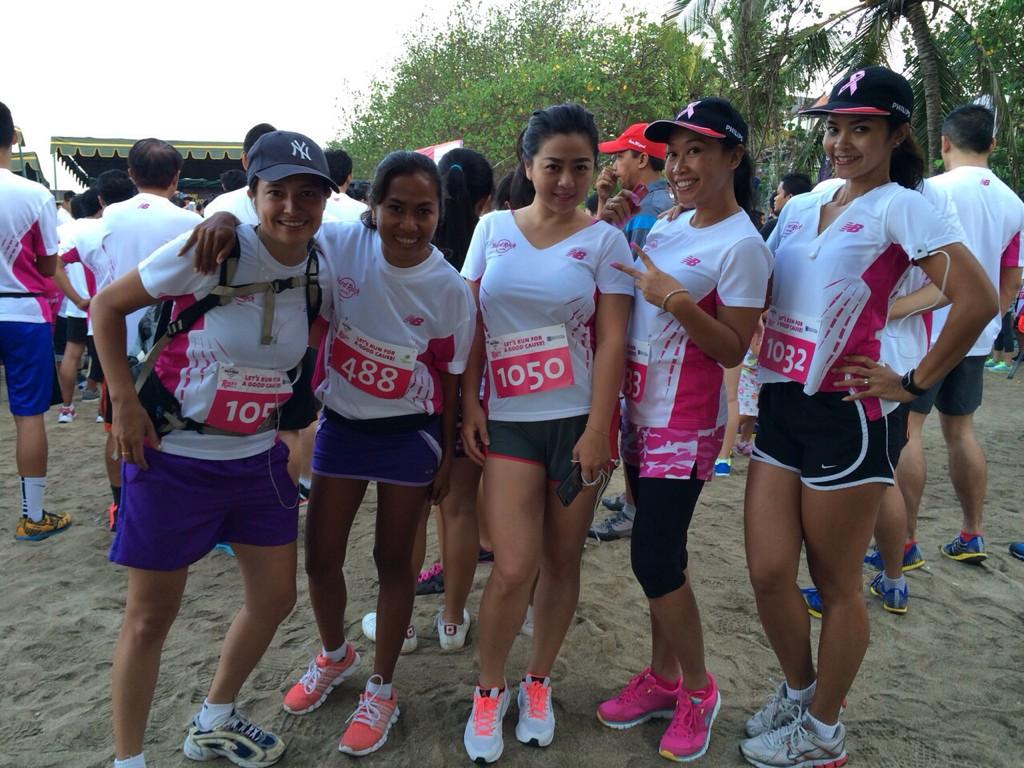 KimSonderen's tweet photo. #rockandrun #hardrockhotelbali #5k #BaliPinkRibbon #runforacause http://t.co/2xmvY9Z9fy