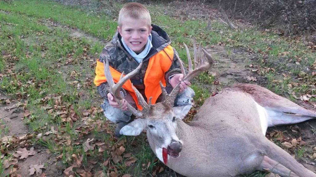 kaitlynmae63's tweet photo. little bro got a huge buck! #17point http://t.co/SK3ZCkpeS4